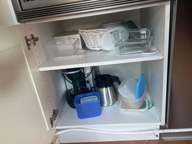 1278105-23 Samling med diverse möbler, inredning och köksgeråd