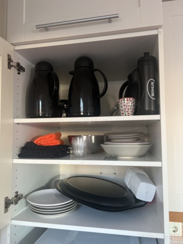 1278105-24 Samling med diverse möbler, inredning och köksgeråd