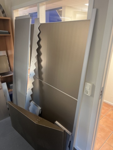 1278106-6 Rum med diverse testprodukter och möbler