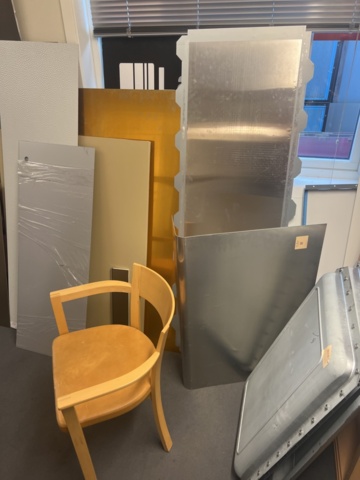 1278106-8 Rum med diverse testprodukter och möbler