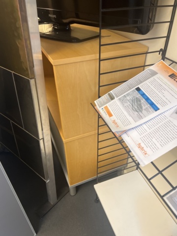 1278106-16 Rum med diverse testprodukter och möbler