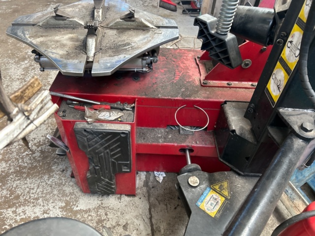 1225454-4 Däckomläggningsmaskin