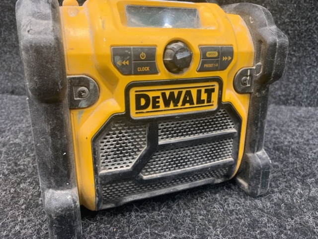 1304120-2 Construction radio DeWalt DCR019