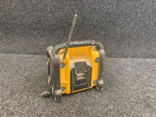 1304120-4 Construction radio DeWalt DCR019
