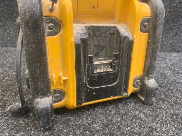 1304120-5 Construction radio DeWalt DCR019