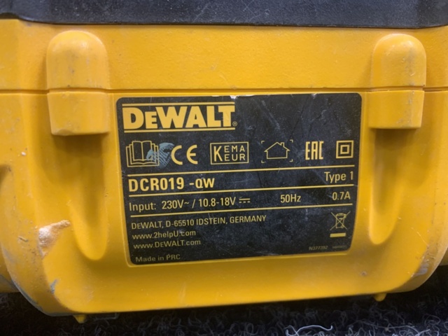 1304120-8 Construction radio DeWalt DCR019