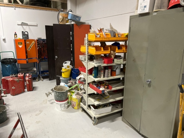 1284351-1 Plåtskåp och verktygsvagnar med innehåll