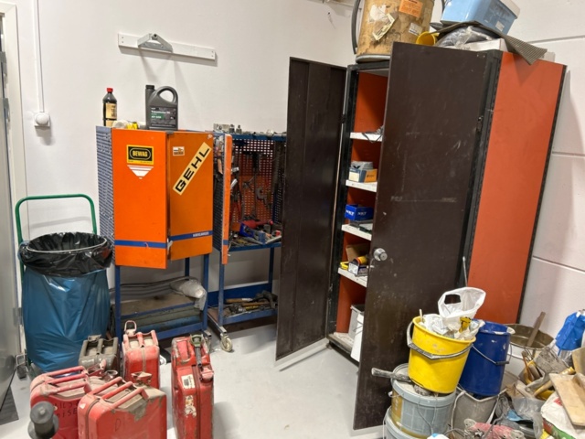 1284351-2 Plåtskåp och verktygsvagnar med innehåll