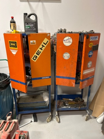 1284351-4 Plåtskåp och verktygsvagnar med innehåll