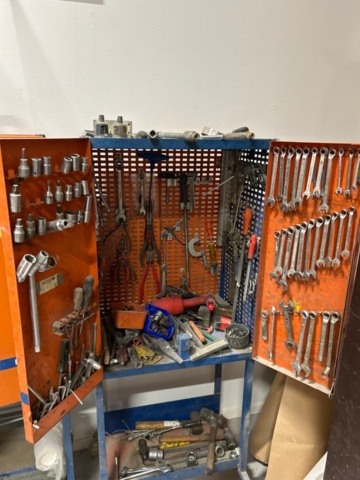 1284351-5 Plåtskåp och verktygsvagnar med innehåll