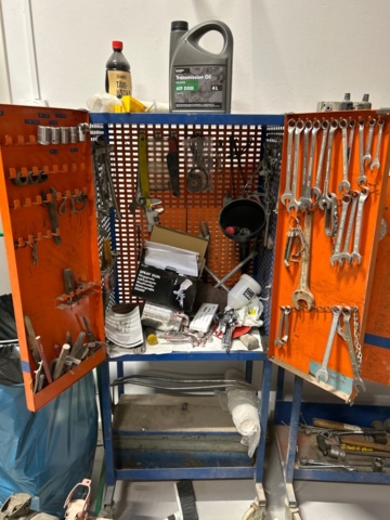 1284351-6 Plåtskåp och verktygsvagnar med innehåll