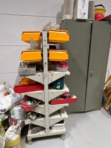 1284351-8 Plåtskåp och verktygsvagnar med innehåll