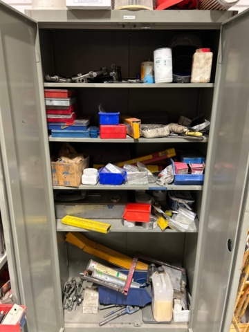 1284351-9 Plåtskåp och verktygsvagnar med innehåll