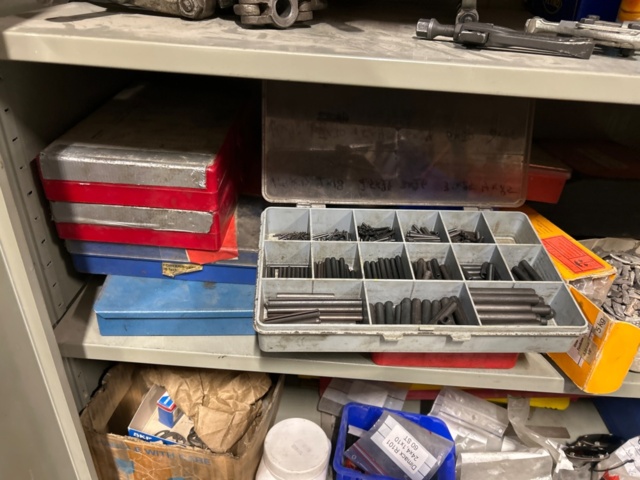 1284351-10 Plåtskåp och verktygsvagnar med innehåll