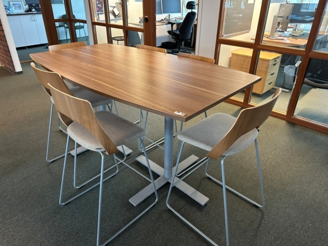 1255864-3 Conference table Oberon and 8 barstools Embrace Kinnarps
