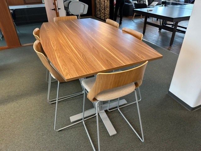 1255864-2 Conference table Oberon and 8 barstools Embrace Kinnarps