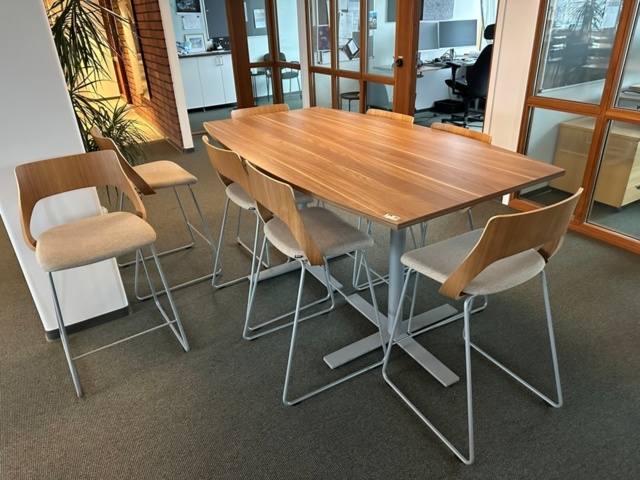 1255864-1 Conference table Oberon and 8 barstools Embrace Kinnarps