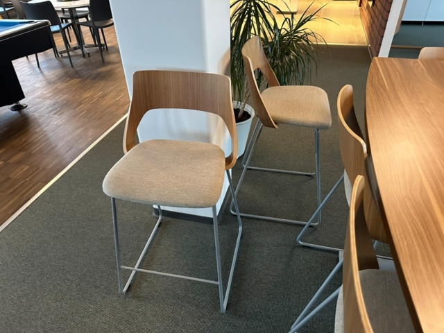 1255864-5 Conference table Oberon and 8 barstools Embrace Kinnarps