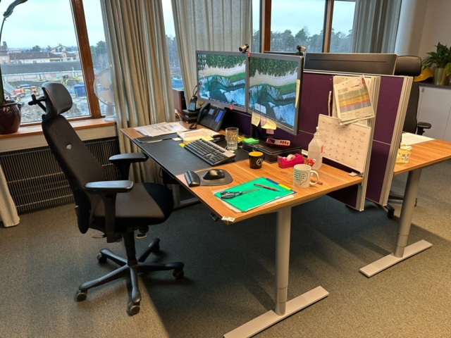 1255894-1 Kinnarps office chair Plus and desk Oberon electric h/s, 2 monitors Hp,