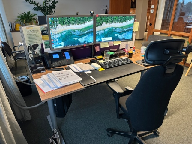 1255894-2 Kinnarps office chair Plus and desk Oberon electric h/s, 2 monitors Hp,