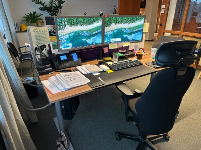 1255894-3 Kinnarps office chair Plus and desk Oberon electric h/s, 2 monitors Hp,