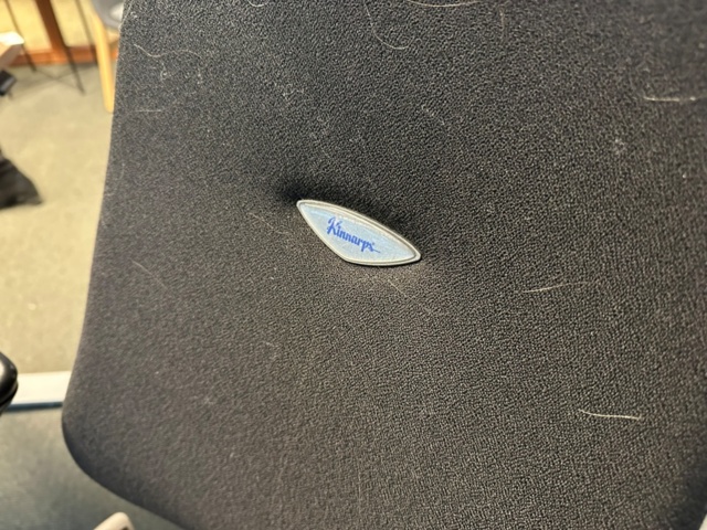 1255894-4 Kinnarps office chair Plus and desk Oberon electric h/s, 2 monitors Hp,