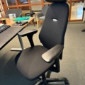 1255894-5 Kinnarps office chair Plus and desk Oberon electric h/s, 2 monitors Hp,