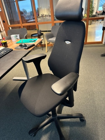1255894-5 Kinnarps office chair Plus and desk Oberon electric h/s, 2 monitors Hp,