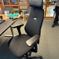 1255894-6 Kinnarps office chair Plus and desk Oberon electric h/s, 2 monitors Hp,
