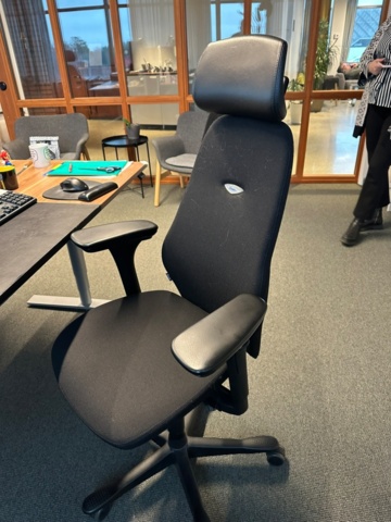 1255894-6 Kinnarps office chair Plus and desk Oberon electric h/s, 2 monitors Hp,