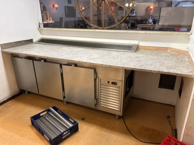Refrigerated counter with three cabinets and cooling trough Kema with ...