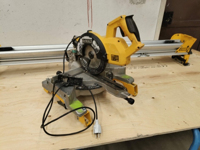 1288697-2 Kap / gersåg DeWalt DW770GP