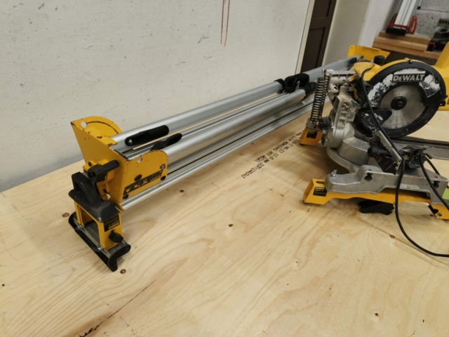 1288697-10 Kap / gersåg DeWalt DW770GP