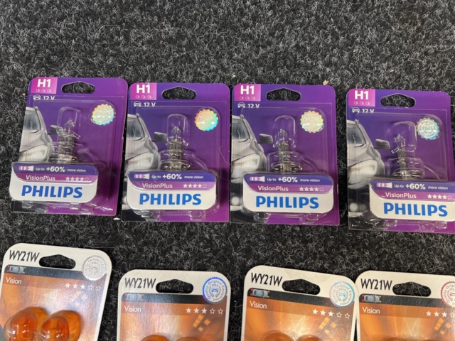 1313321-5 Vehicle lighting from Philips & Award