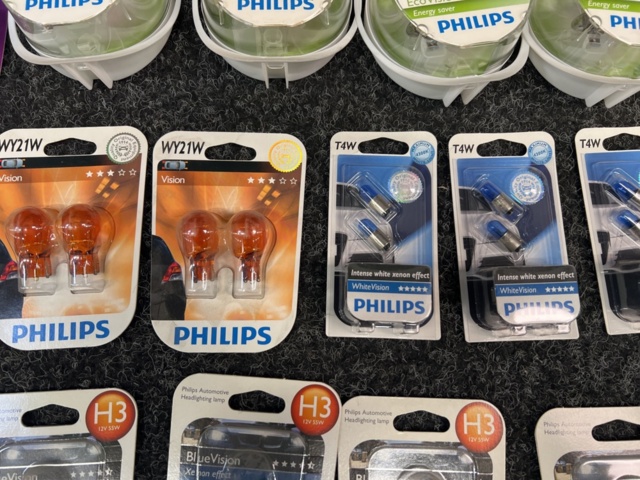 1313321-8 Vehicle lighting from Philips & Award