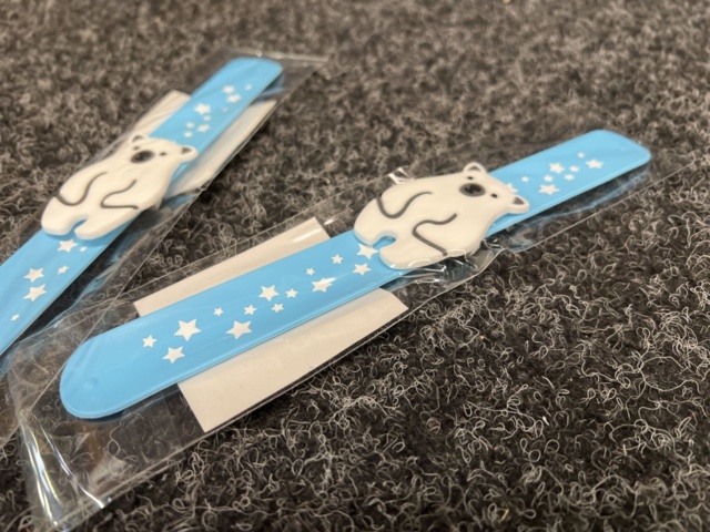 1313383-2 Approximately 500 pieces of "Polar Bear" bracelets, Girl:IT