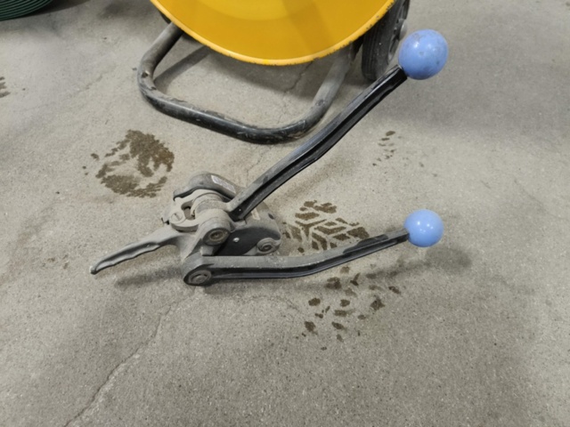 1288910-3 Strapping machine and trolley