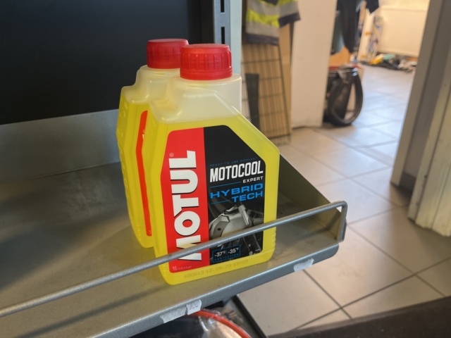 1286460-13 Display stand with oils and maintenance products - Motul