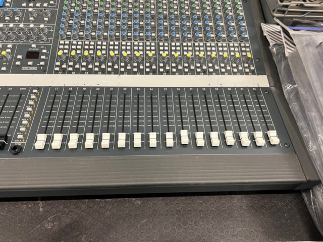 1278279-7 Soundcraft Series TWO 32-Channel inc. Case 1pc