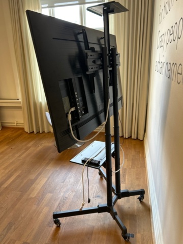 1224908-3 TV 58" with floor stand - Samsung UE58RU7105K