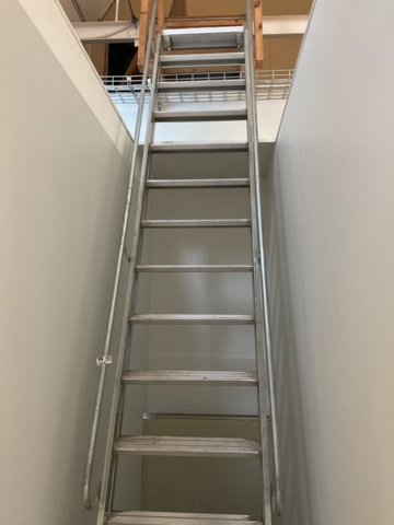 1198104-2 Trappstege med räcke