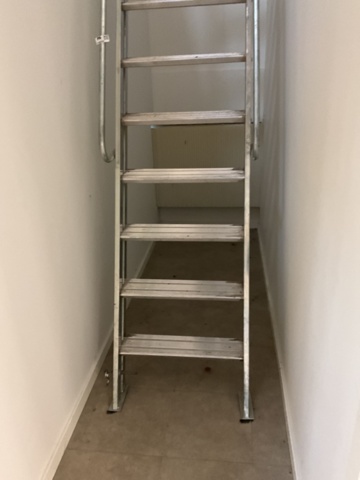 1198104-9 Trappstege med räcke