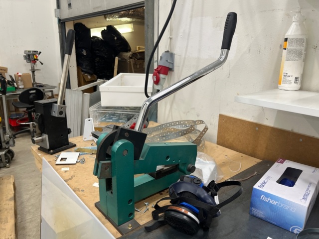 1318635-10 Punching machine Platform Die Cutter Zhenhua 1200 with punching tools