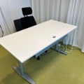1314867-1 Höj & sänkbart Skrivbord, Kinnarps OBS! endast bord, stol ingår ej