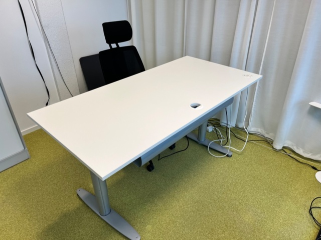 1314867-1 Höj & sänkbart Skrivbord, Kinnarps OBS! endast bord, stol ingår ej