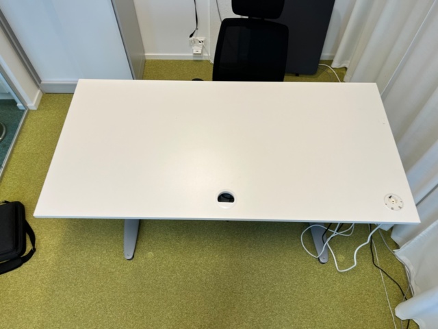 1314867-2 Höj & sänkbart Skrivbord, Kinnarps OBS! endast bord, stol ingår ej