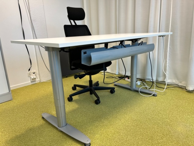 1314867-3 Höj & sänkbart Skrivbord, Kinnarps OBS! endast bord, stol ingår ej