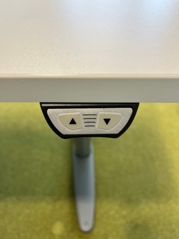 1314867-4 Höj & sänkbart Skrivbord, Kinnarps OBS! endast bord, stol ingår ej