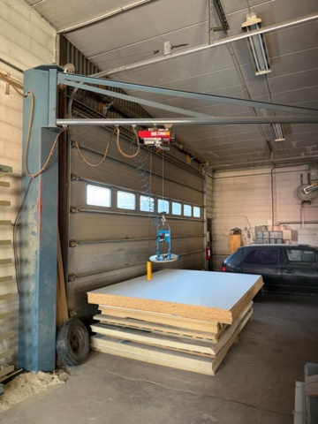 1176294-1 Compressed air lift including hoist