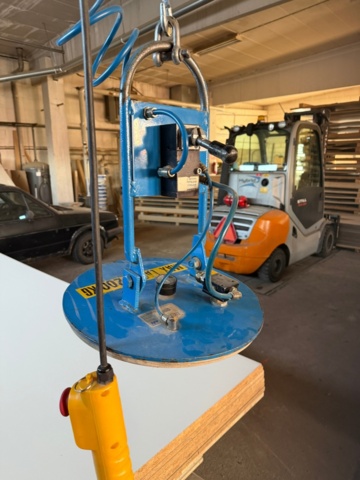 1176294-2 Compressed air lift including hoist